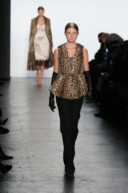 modeli Dennis Basso sonbahar 2016 giyen pist yürür