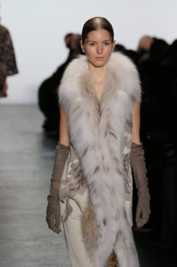 modeli Dennis Basso sonbahar 2016 giyen pist yürür