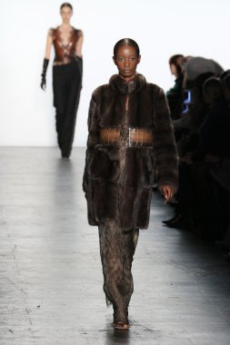 modeli Dennis Basso sonbahar 2016 giyen pist yürür