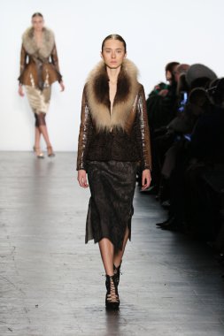 modeli Dennis Basso sonbahar 2016 giyen pist yürür