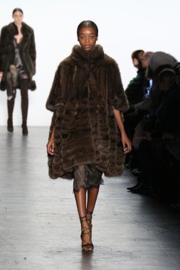 modeli Dennis Basso sonbahar 2016 giyen pist yürür