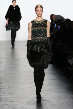 modeli Dennis Basso sonbahar 2016 giyen pist yürür