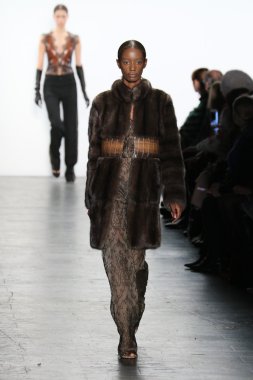 modeli Dennis Basso sonbahar 2016 giyen pist yürür