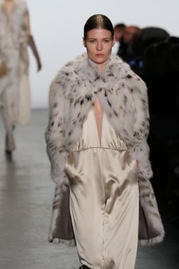 modeli Dennis Basso sonbahar 2016 giyen pist yürür