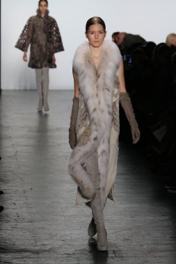 modeli Dennis Basso sonbahar 2016 giyen pist yürür