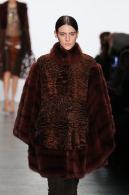 modeli Dennis Basso sonbahar 2016 giyen pist yürür