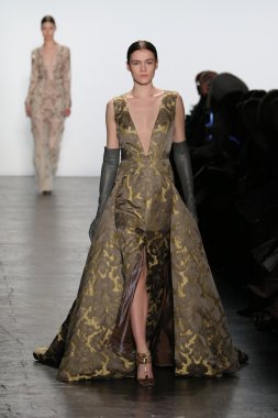 modeli Dennis Basso sonbahar 2016 giyen pist yürür