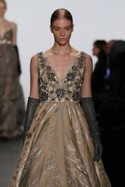 modeli Dennis Basso sonbahar 2016 giyen pist yürür