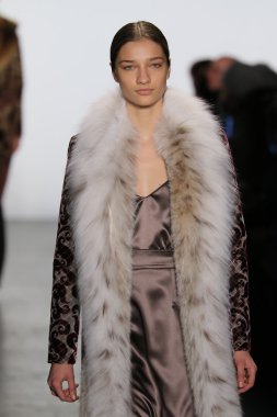 modeli Dennis Basso sonbahar 2016 giyen pist yürür