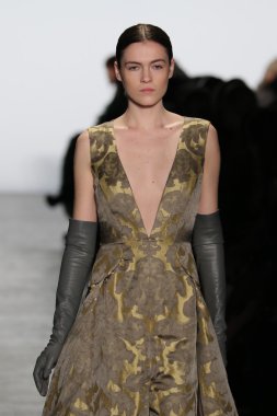 modeli Dennis Basso sonbahar 2016 giyen pist yürür