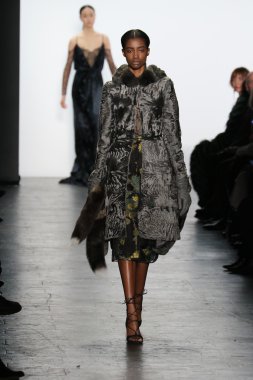 modeli Dennis Basso sonbahar 2016 giyen pist yürür