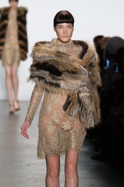 modeli Dennis Basso sonbahar 2016 giyen pist yürür