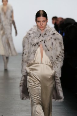 modeli Dennis Basso sonbahar 2016 giyen pist yürür