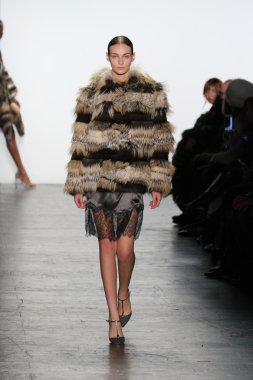 modeli Dennis Basso sonbahar 2016 giyen pist yürür