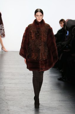 modeli Dennis Basso sonbahar 2016 giyen pist yürür