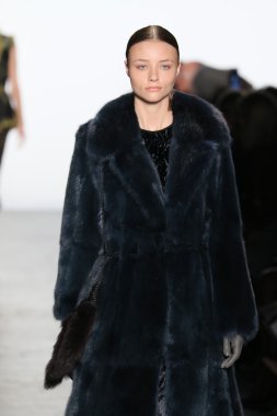 modeli Dennis Basso sonbahar 2016 giyen pist yürür