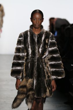 modeli Dennis Basso sonbahar 2016 giyen pist yürür