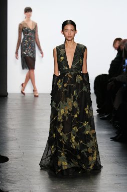 modeli Dennis Basso sonbahar 2016 giyen pist yürür