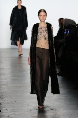 modeli Dennis Basso sonbahar 2016 giyen pist yürür