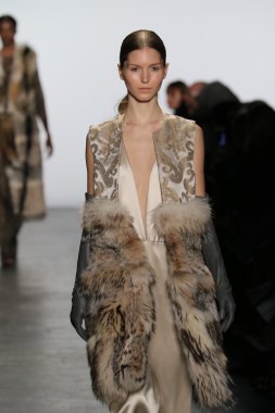 modeli Dennis Basso sonbahar 2016 giyen pist yürür