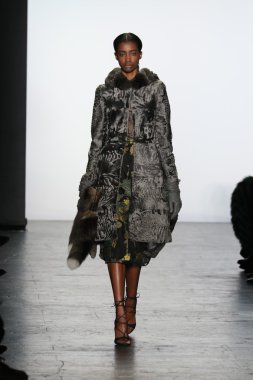 modeli Dennis Basso sonbahar 2016 giyen pist yürür