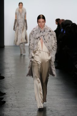 modeli Dennis Basso sonbahar 2016 giyen pist yürür