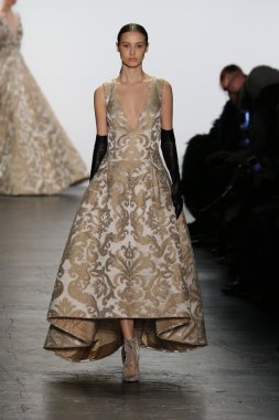 modeli Dennis Basso sonbahar 2016 giyen pist yürür