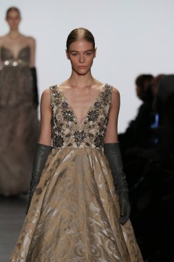 modeli Dennis Basso sonbahar 2016 giyen pist yürür