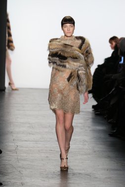 modeli Dennis Basso sonbahar 2016 giyen pist yürür