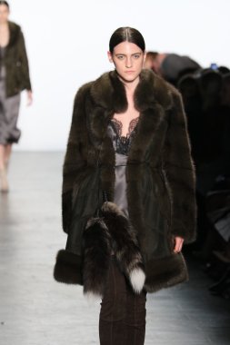 modeli Dennis Basso sonbahar 2016 giyen pist yürür