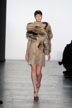 modeli Dennis Basso sonbahar 2016 giyen pist yürür