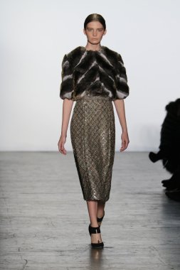 modeli Dennis Basso sonbahar 2016 giyen pist yürür