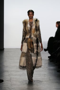 modeli Dennis Basso sonbahar 2016 giyen pist yürür