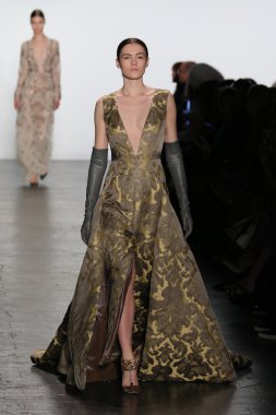 modeli Dennis Basso sonbahar 2016 giyen pist yürür