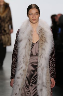 modeli Dennis Basso sonbahar 2016 giyen pist yürür