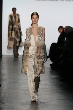 modeli Dennis Basso sonbahar 2016 giyen pist yürür