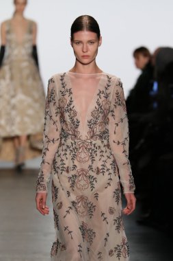 modeli Dennis Basso sonbahar 2016 giyen pist yürür