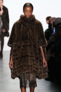 modeli Dennis Basso sonbahar 2016 giyen pist yürür