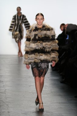 modeli Dennis Basso sonbahar 2016 giyen pist yürür