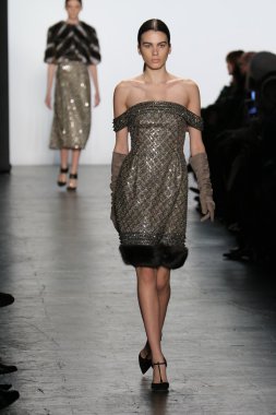 modeli Dennis Basso sonbahar 2016 giyen pist yürür