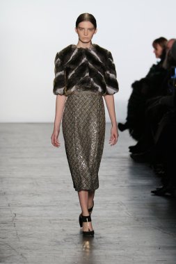 modeli Dennis Basso sonbahar 2016 giyen pist yürür