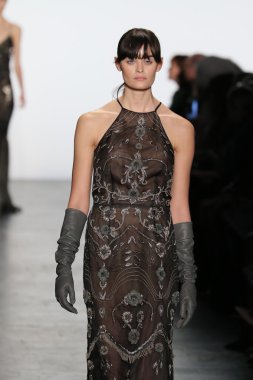 modeli Dennis Basso sonbahar 2016 giyen pist yürür