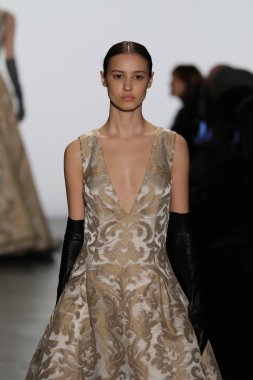 modeli Dennis Basso sonbahar 2016 giyen pist yürür