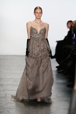 modeli Dennis Basso sonbahar 2016 giyen pist yürür