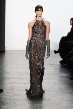 modeli Dennis Basso sonbahar 2016 giyen pist yürür