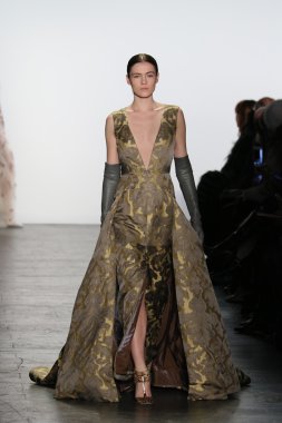 modeli Dennis Basso sonbahar 2016 giyen pist yürür