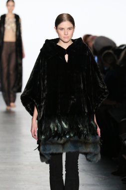 modeli Dennis Basso sonbahar 2016 giyen pist yürür