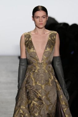 modeli Dennis Basso sonbahar 2016 giyen pist yürür