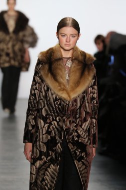 modeli Dennis Basso sonbahar 2016 giyen pist yürür