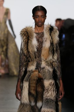 modeli Dennis Basso sonbahar 2016 giyen pist yürür